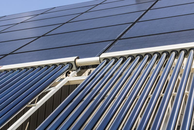 Zonne Thermische Vlakke Comités met Geëvacueerde Buiscollectoren Vele bedrijven installeren hernieuwbare energiebronnen III royalty-vrije stock foto's Zonne Thermische Vlakke Comités met Geëvacueerde Buiscollectoren Vele bedrijven installeren hernieuwbare energiebronnen III royalty-vrije stock foto's