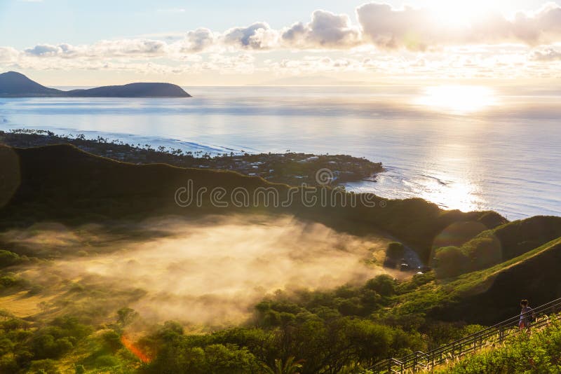 Zonneopweergave van de krater van Diamond Head, Oahu, Hawaii stock foto's Zonneopweergave van de krater van Diamond Head, Oahu, Hawaii stock foto's