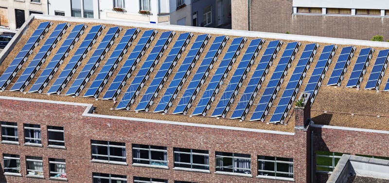 Zonnepanelen bij de bouw van dak royalty-vrije stock foto's Zonnepanelen bij de bouw van dak royalty-vrije stock foto's