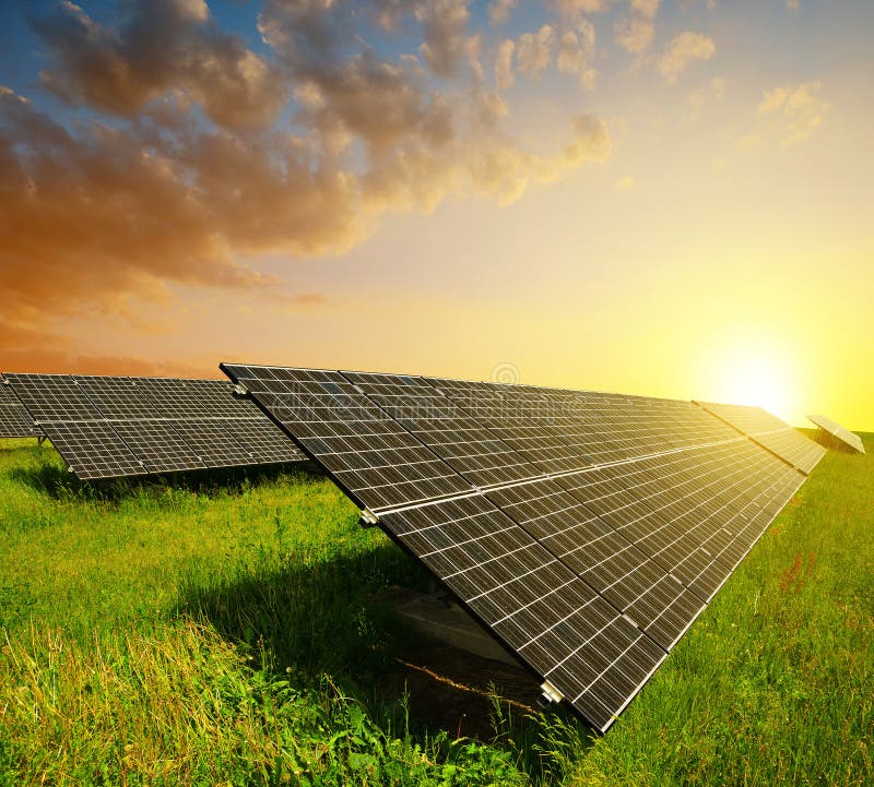 Zonnepanelen bij zonsondergang stock fotografie Zonnepanelen bij zonsondergang stock fotografie
