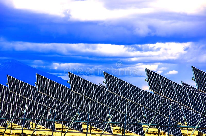 Zonnepanelen op een dak royalty-vrije stock afbeelding Zonnepanelen op een dak royalty-vrije stock afbeelding