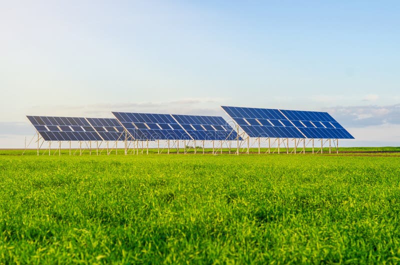 Zonnepanelen op een gebied op groen gras Milieuvriendelijk royalty-vrije stock fotografie Zonnepanelen op een gebied op groen gras Milieuvriendelijk royalty-vrije stock fotografie