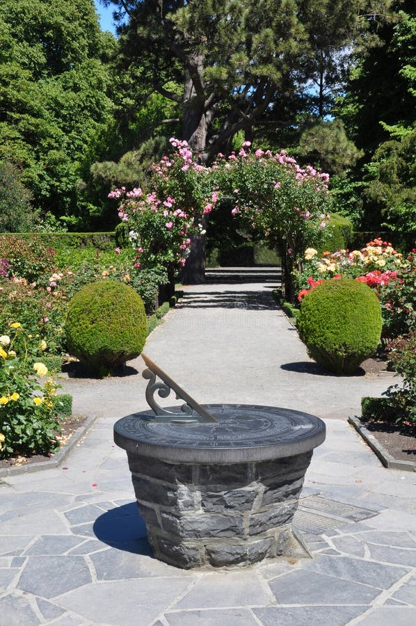 Zonnewijzer & Rozen van de Tuinen van Christchurch de de Botanische stock afbeeldingen Zonnewijzer & Rozen van de Tuinen van Christchurch de de Botanische stock afbeeldingen