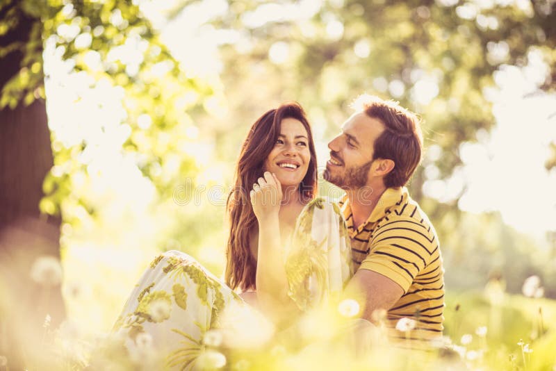 Zonnige dag en liefde in de lucht. Echtpaar van middelbare leeftijd stock foto's