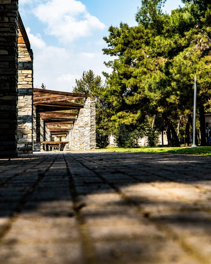 Zonnige dag in thessaloniki, is het park van Karatasou in teritorry polichni een plaats voor iedereen om te komen en een gang te royalty-vrije stock afbeelding Zonnige dag in thessaloniki, is het park van Karatasou in teritorry polichni een plaats voor iedereen om te komen en een gang te royalty-vrije stock afbeelding