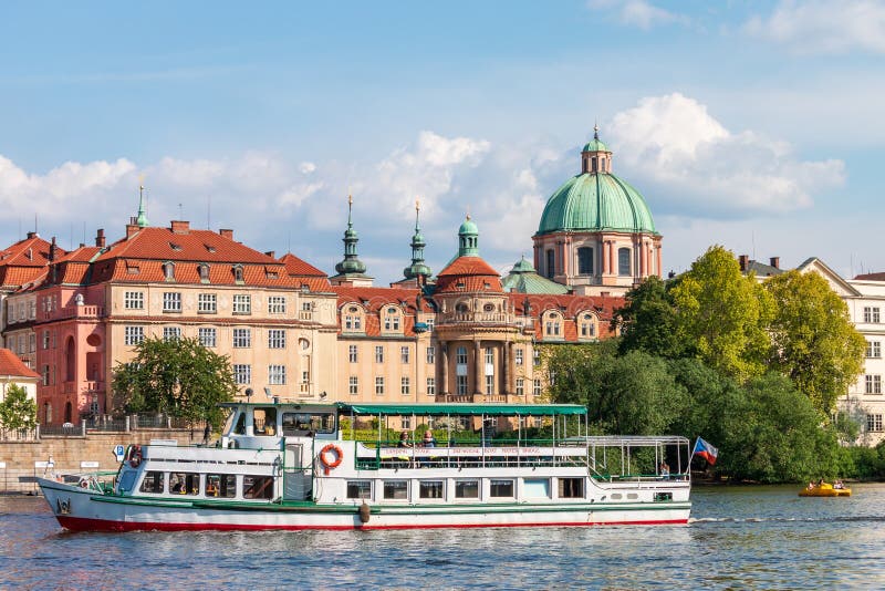 Zonnige de zomerdag op Vltava-rivier met toeristische boot in Praag stock afbeeldingen Zonnige de zomerdag op Vltava-rivier met toeristische boot in Praag stock afbeeldingen