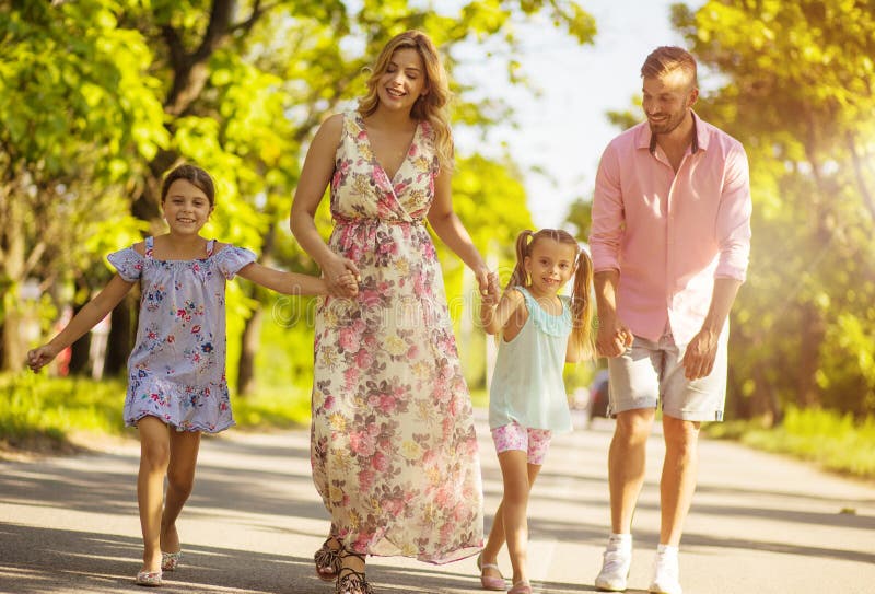 Zonnige middagfamilie is de beste royalty-vrije stock foto Zonnige middagfamilie is de beste royalty-vrije stock foto