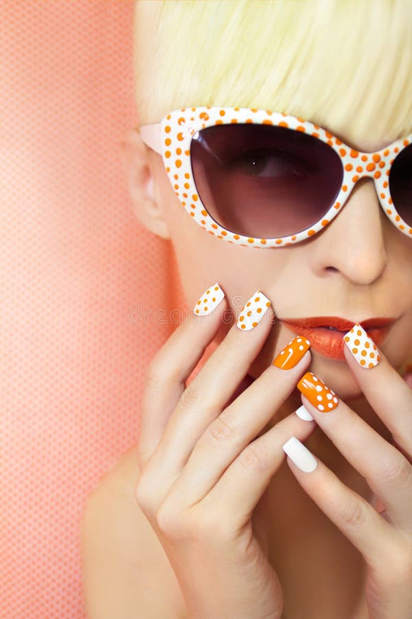Zonnige oranje manicure en make-up stock fotografie