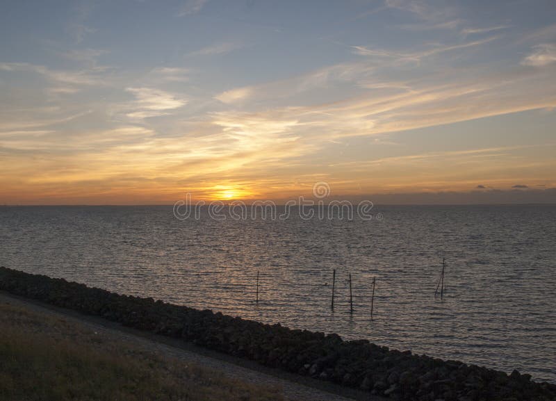 Zonsondergang in Afsluitdijk stock fotografie Zonsondergang in Afsluitdijk stock fotografie