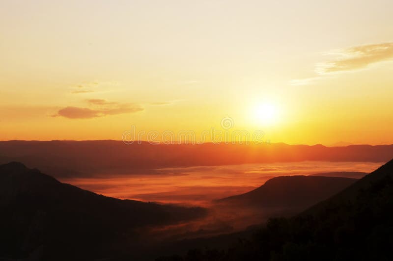 Zonsondergang in berg royalty-vrije stock afbeeldingen Zonsondergang in berg royalty-vrije stock afbeeldingen