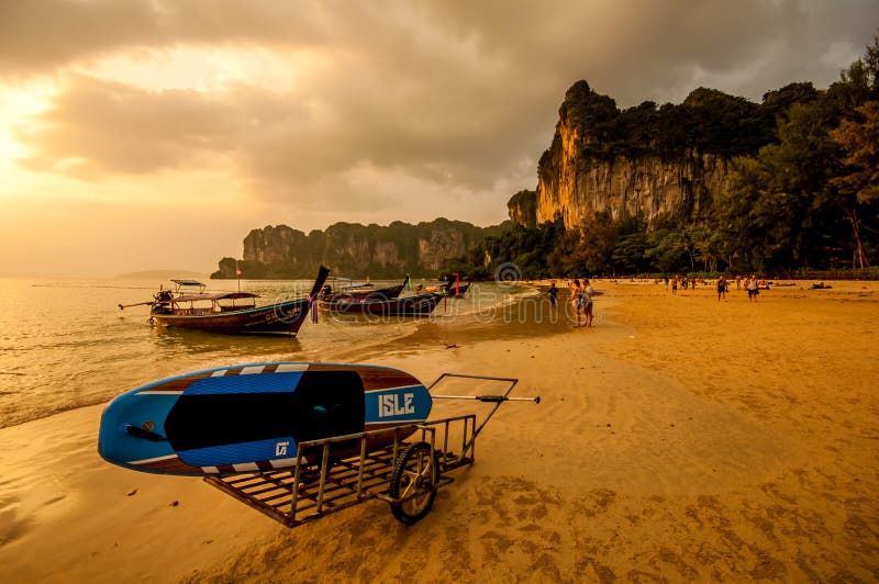 Zonsondergang bij Ao Phra Nang Baai royalty-vrije stock fotografie Zonsondergang bij Ao Phra Nang Baai royalty-vrije stock fotografie