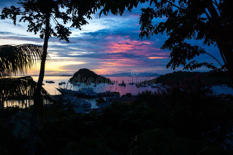 Zonsondergang bij de haven van Labuan Bajo, Flores, Inonesia stock fotografie Zonsondergang bij de haven van Labuan Bajo, Flores, Inonesia stock fotografie