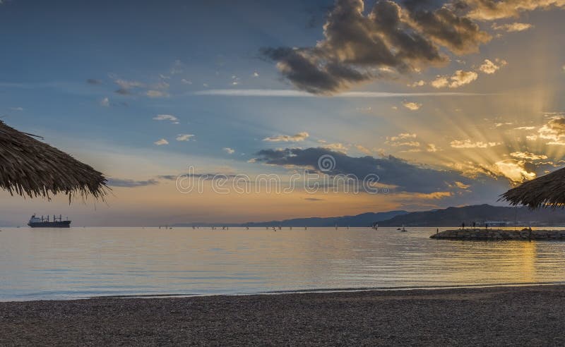 Zonsondergang bij een openbaar strand van Eilat - beroemde toevluchtstad in Israël royalty-vrije stock foto Zonsondergang bij een openbaar strand van Eilat - beroemde toevluchtstad in Israël royalty-vrije stock foto
