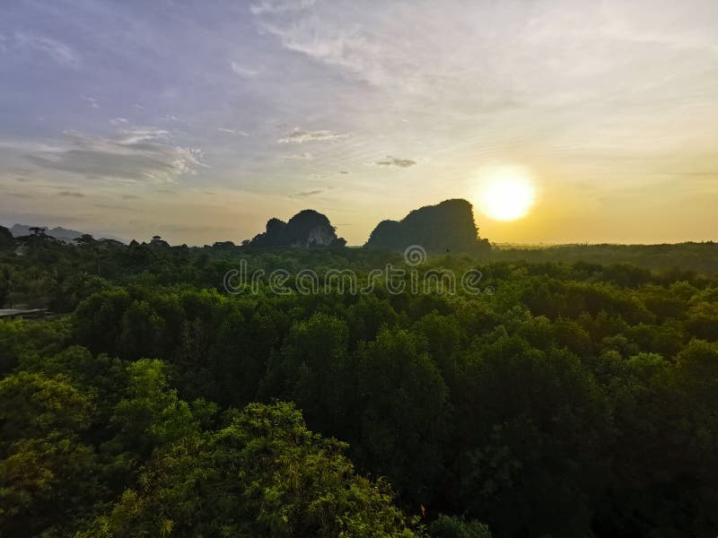 Zonsondergang bij groene bergheuvel in mangrovebos in aardbos in Krabi in Krabi, Thailand royalty-vrije stock fotografie Zonsondergang bij groene bergheuvel in mangrovebos in aardbos in Krabi in Krabi, Thailand royalty-vrije stock fotografie