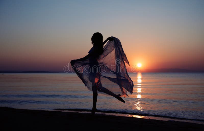 Zonsondergang op het strand stock foto