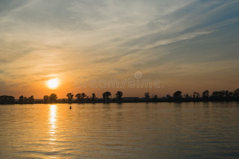 Zonsondergang bij Volga rivier in Kazan stock afbeeldingen Zonsondergang bij Volga rivier in Kazan stock afbeeldingen