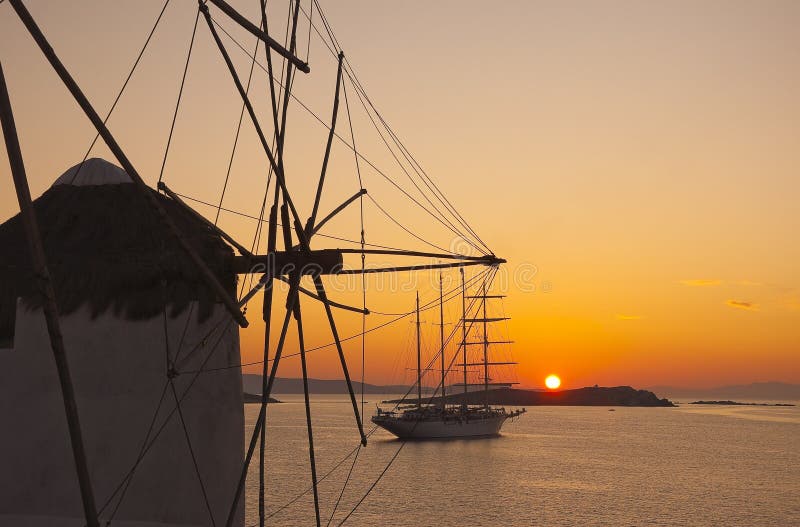 Zonsondergang bij windmolens van de cruise van Mykonos en van het jacht