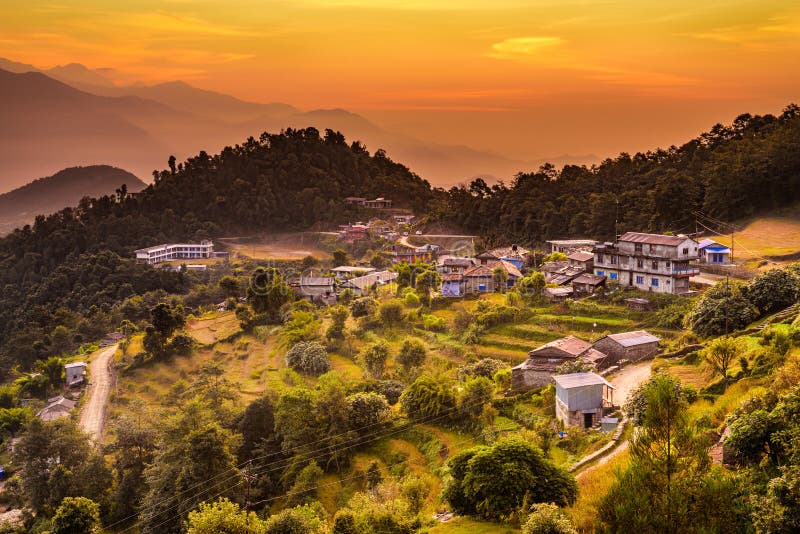 Zonsondergang Boven Dhampus in Nepal Stock Foto - Image of schemer ...