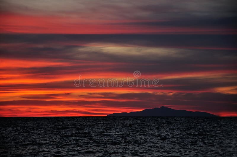Zonsondergang boven Montecristo-Eiland, Toscanië Italië stock fotografie Zonsondergang boven Montecristo-Eiland, Toscanië Italië stock fotografie