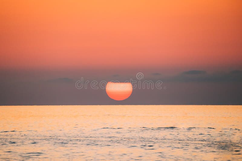 Zonsondergang boven Overzeese Horizon bij Zonsondergang De natuurlijke Warme Kleuren van de Zonsopganghemel stock foto's Zonsondergang boven Overzeese Horizon bij Zonsondergang De natuurlijke Warme Kleuren van de Zonsopganghemel stock foto's
