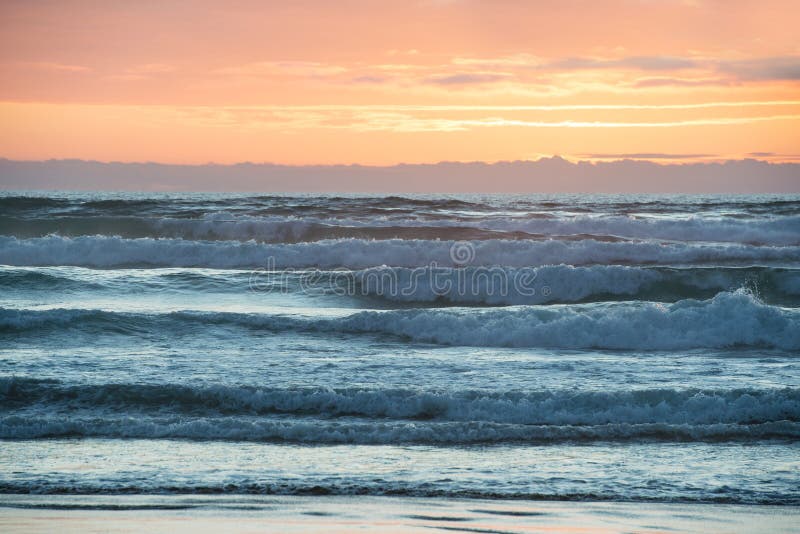 Zonsondergang boven Tasman-Overzees, Nieuw Zeeland royalty-vrije stock afbeeldingen Zonsondergang boven Tasman-Overzees, Nieuw Zeeland royalty-vrije stock afbeeldingen