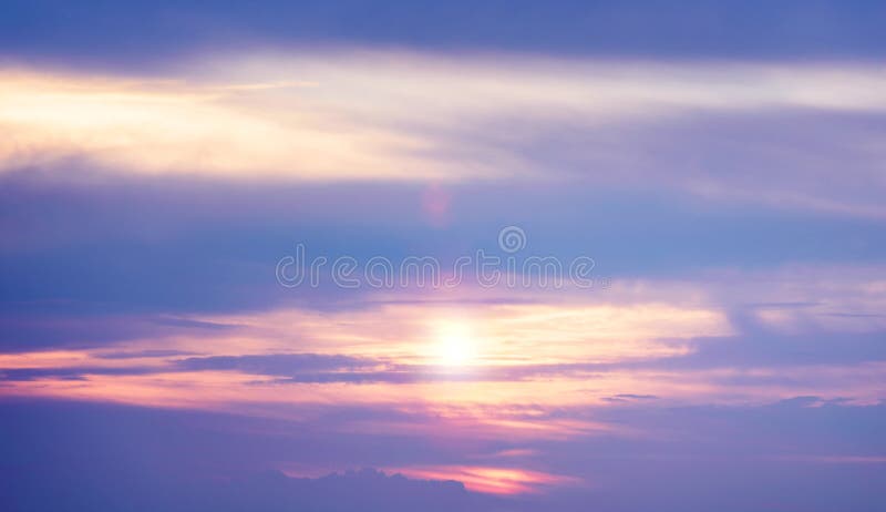 Zonsondergang Cloudscape in Helder Blauw en Violet Colors in de Zomer royalty-vrije stock afbeeldingen Zonsondergang Cloudscape in Helder Blauw en Violet Colors in de Zomer royalty-vrije stock afbeeldingen