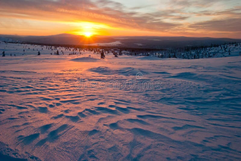 Zonsondergang in de toendra royalty-vrije stock afbeelding Zonsondergang in de toendra royalty-vrije stock afbeelding