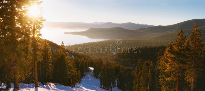 Zonsondergang in de toevlucht van de meer tahoe ski royalty-vrije stock foto's Zonsondergang in de toevlucht van de meer tahoe ski royalty-vrije stock foto's