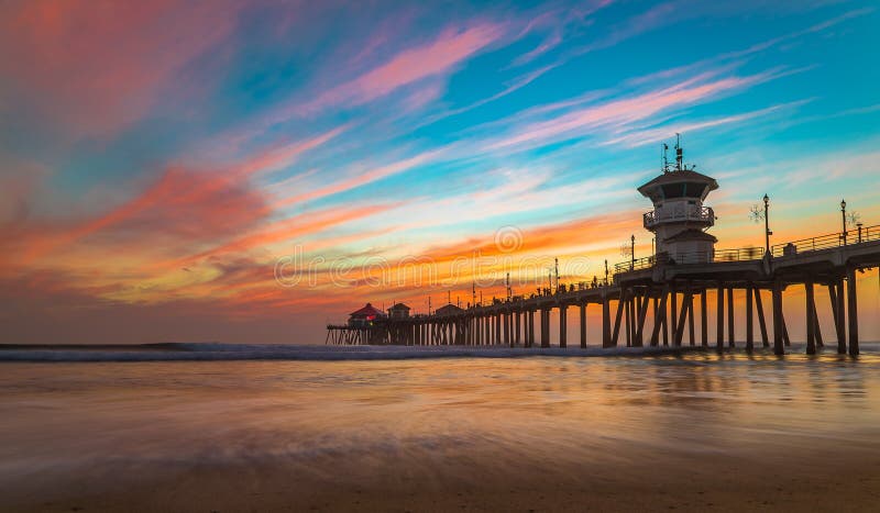 Zonsondergang door de Huntington Beachpijler in Californië stock fotografie Zonsondergang door de Huntington Beachpijler in Californië stock fotografie