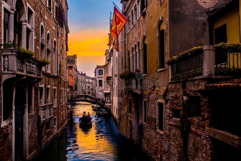 Zonsondergang door de straten van Venetië