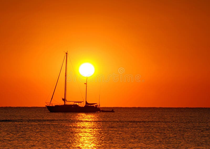 Zonsondergang en boot stock afbeeldingen Zonsondergang en boot stock afbeeldingen