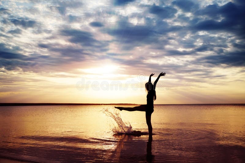 Zonsondergang en meisje royalty-vrije stock fotografie