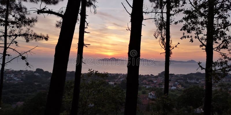 Zonsondergang forestal Coruxo parque, Cies-eilandenachtergrond royalty-vrije stock afbeeldingen Zonsondergang forestal Coruxo parque, Cies-eilandenachtergrond royalty-vrije stock afbeeldingen