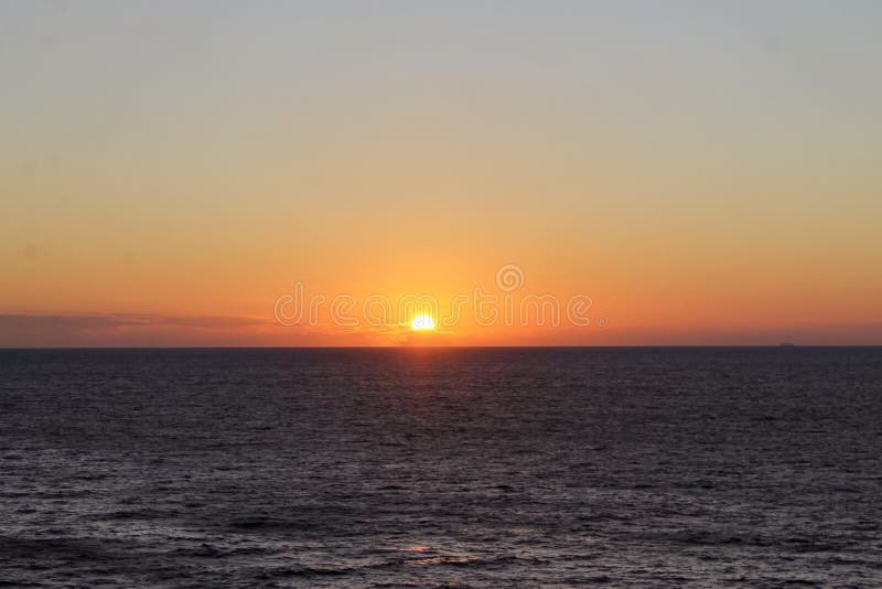 Zonsondergang in het midden van de oceaan royalty-vrije stock foto Zonsondergang in het midden van de oceaan royalty-vrije stock foto