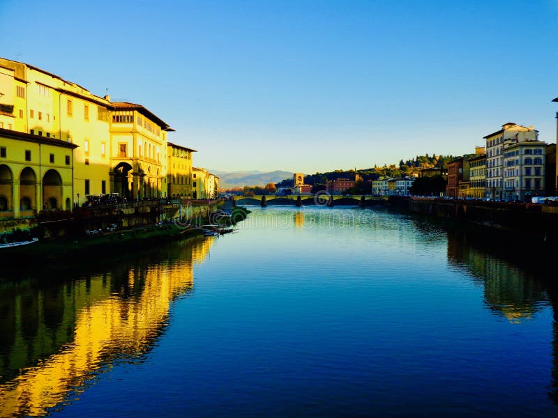 Zonsondergang langs Arno River royalty-vrije stock afbeelding Zonsondergang langs Arno River royalty-vrije stock afbeelding