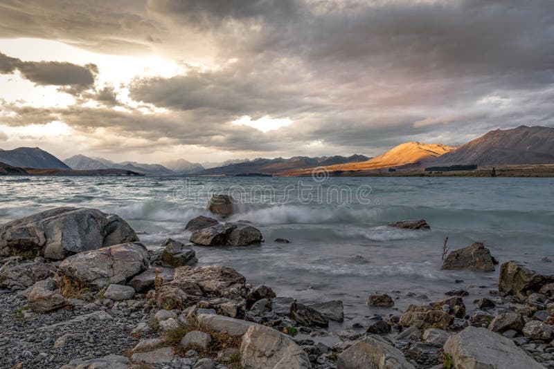 Zonsondergang, Meer Tekapo en Bergen, Nieuw Zeeland stock afbeeldingen Zonsondergang, Meer Tekapo en Bergen, Nieuw Zeeland stock afbeeldingen