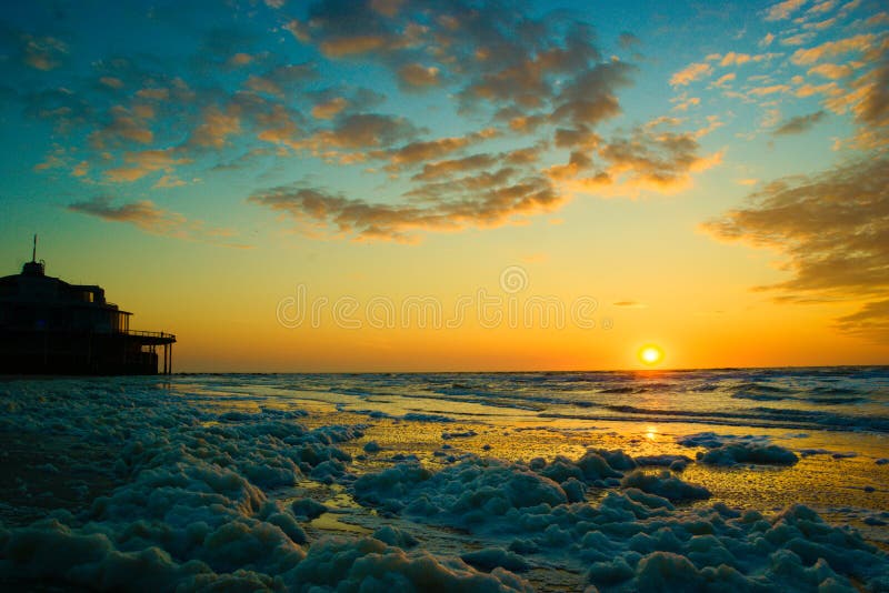 Zonsondergang met blauwe hemel en sommige aardige wolken royalty-vrije stock afbeeldingen Zonsondergang met blauwe hemel en sommige aardige wolken royalty-vrije stock afbeeldingen