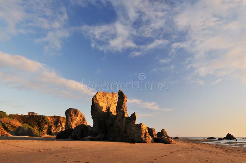 Zonsondergang met rotsvormingen, bandon, Oregon royalty-vrije stock foto Zonsondergang met rotsvormingen, bandon, Oregon royalty-vrije stock foto