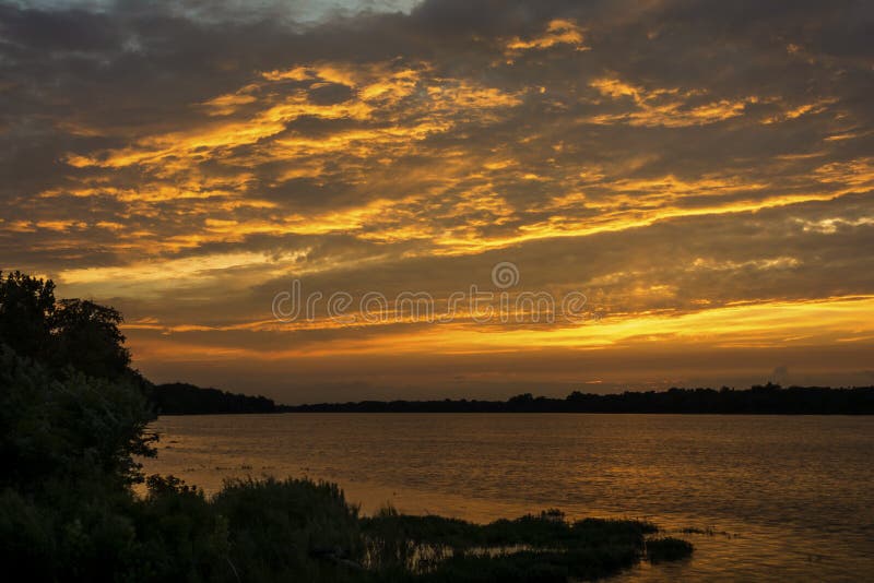 Zonsondergang op de Maumee-Rivier royalty-vrije stock foto Zonsondergang op de Maumee-Rivier royalty-vrije stock foto