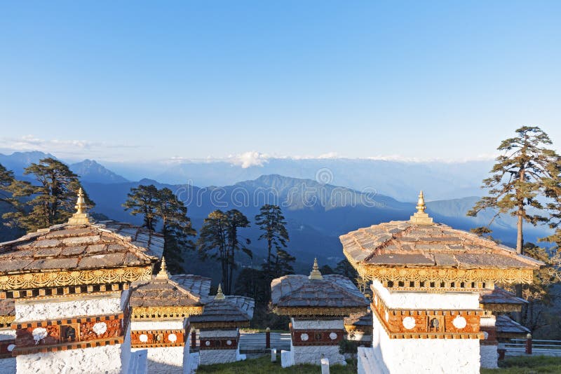 Zonsondergang op Dochula-Pas met Himalayagebergte op achtergrond - Bhutan royalty-vrije stock fotografie Zonsondergang op Dochula-Pas met Himalayagebergte op achtergrond - Bhutan royalty-vrije stock fotografie