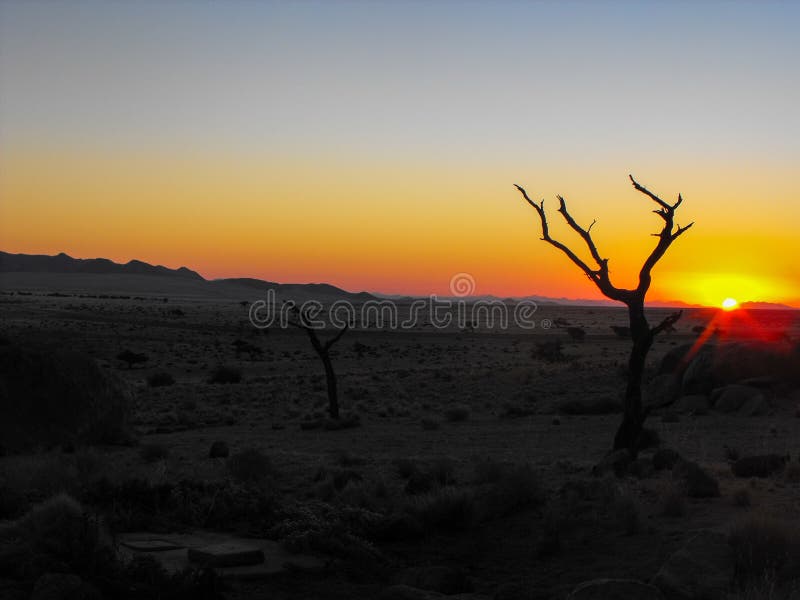 Zonsondergang op het droge gebied van de woestijnberg stock fotografie Zonsondergang op het droge gebied van de woestijnberg stock fotografie