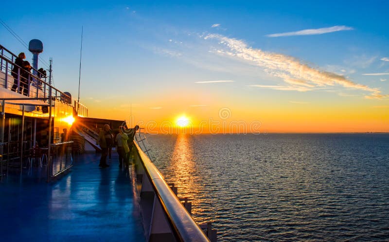 Zonsondergang op het overzees tussen Duitsland en Denemarken op de Fehmarnbelt-waterweg, met een mening van aan boord van een pas stock foto Zonsondergang op het overzees tussen Duitsland en Denemarken op de Fehmarnbelt-waterweg, met een mening van aan boord van een pas stock foto