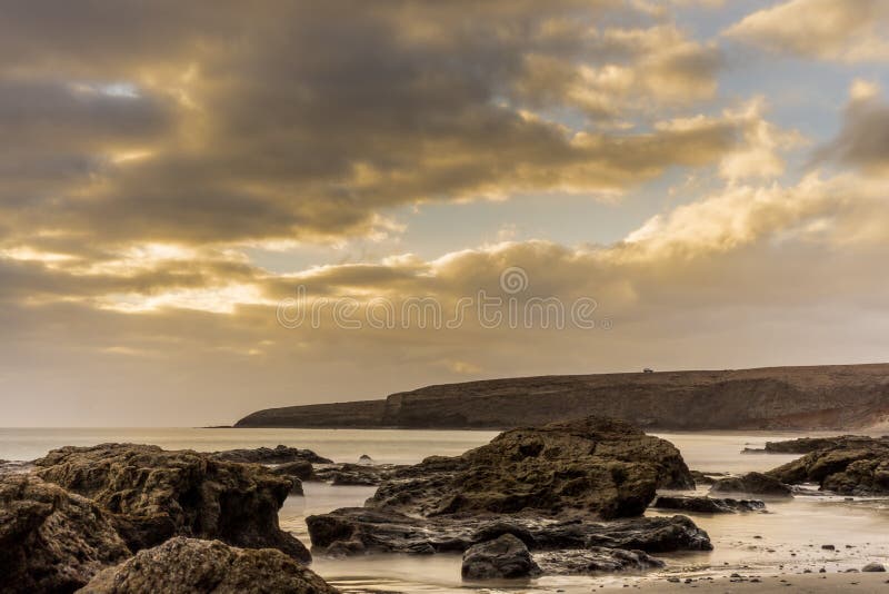 Zonsondergang op het strand van Fuerteventura stock fotografie Zonsondergang op het strand van Fuerteventura stock fotografie