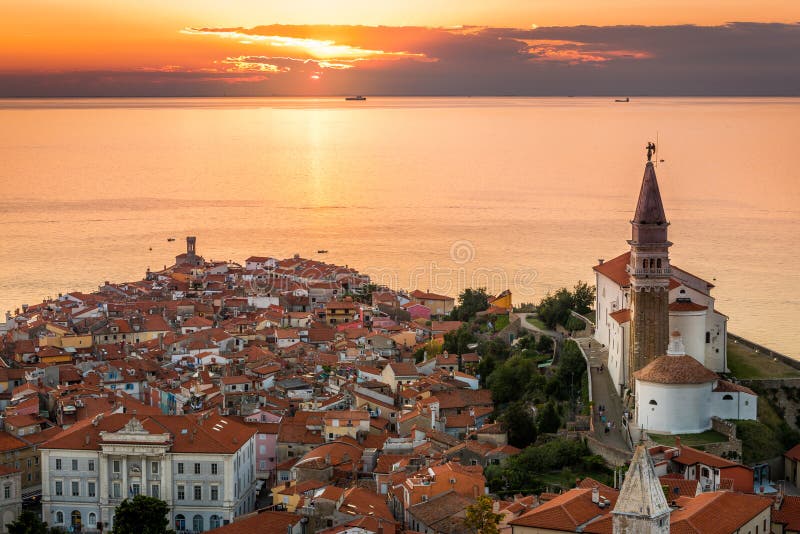 Zonsondergang over Adriatische Overzees en Oude Stad van Piran, Slovenië stock foto's Zonsondergang over Adriatische Overzees en Oude Stad van Piran, Slovenië stock foto's