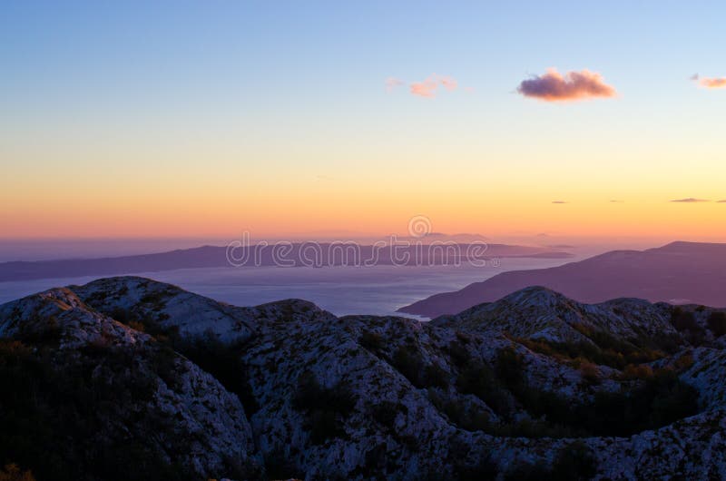 Zonsondergang over Biokovo-parkbergen, Kroatië