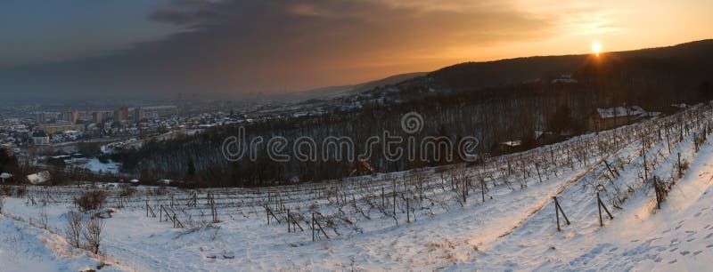 Zonsondergang over Bratislava - Slowakije royalty-vrije stock afbeeldingen Zonsondergang over Bratislava - Slowakije royalty-vrije stock afbeeldingen