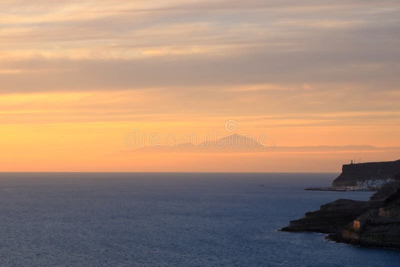 Zonsondergang over Canarische Eilanden, mening van Gran Canaria de vulkaan aan van Tenerife, Gr Teide, Spanje royalty-vrije stock fotografie Zonsondergang over Canarische Eilanden, mening van Gran Canaria de vulkaan aan van Tenerife, Gr Teide, Spanje royalty-vrije stock fotografie