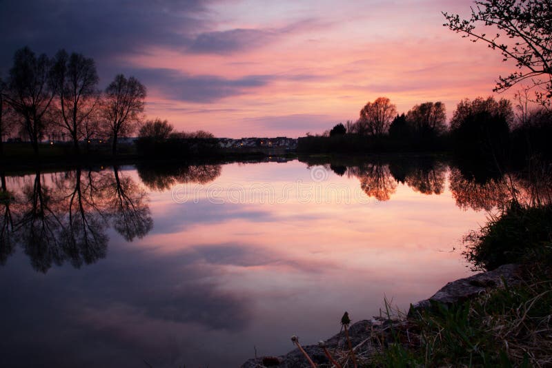 Zonsondergang over Craigavon-Meren, Noord-Ierland royalty-vrije stock foto Zonsondergang over Craigavon-Meren, Noord-Ierland royalty-vrije stock foto