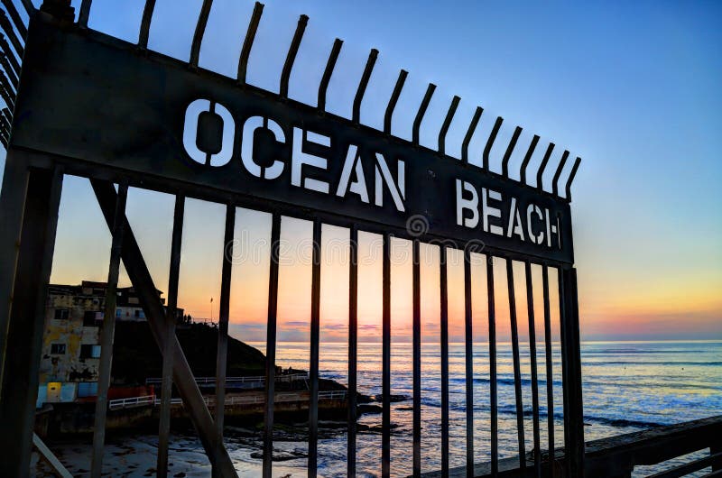 Zonsondergang over de Oceaanstrandpijler dichtbij San Diego, Californië stock afbeelding Zonsondergang over de Oceaanstrandpijler dichtbij San Diego, Californië stock afbeelding