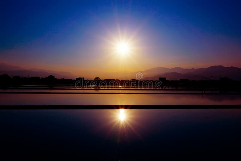 Zonsondergang over een padiegebied stock foto Zonsondergang over een padiegebied stock foto